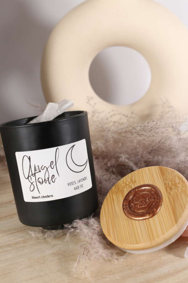 Elegante kaars in witte glazen pot met Seleniet en rozen. - Afbeelding 7