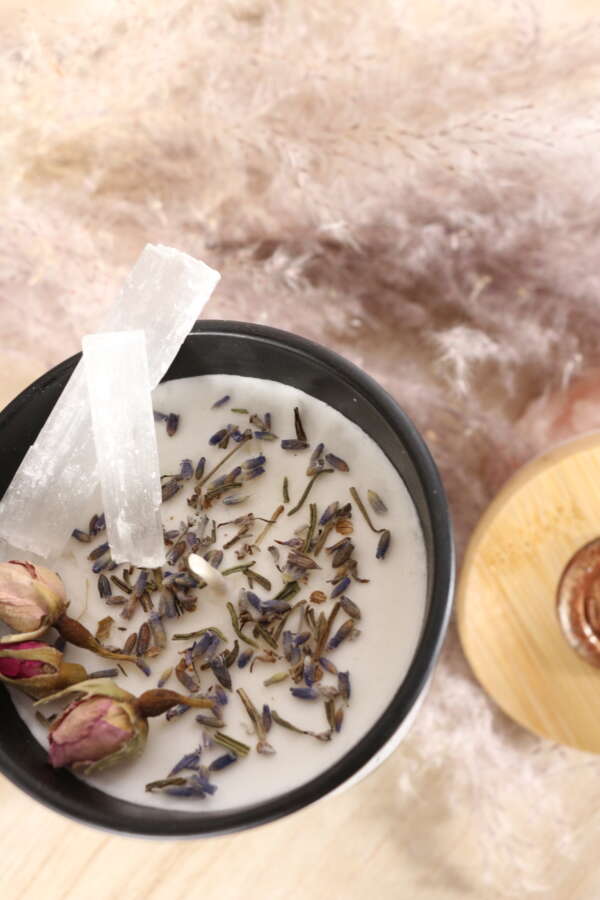Elegante kaars in zwarte glazen pot met seleniet, rozen en lavendel. - Afbeelding 4