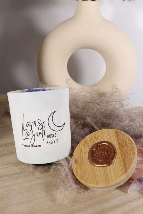 Elegante kaars in witte glazen pot met Lapis Lazuli en rozen - Afbeelding 6