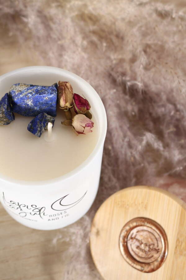 Elegante kaars in witte glazen pot met Lapis Lazuli en rozen - Afbeelding 3