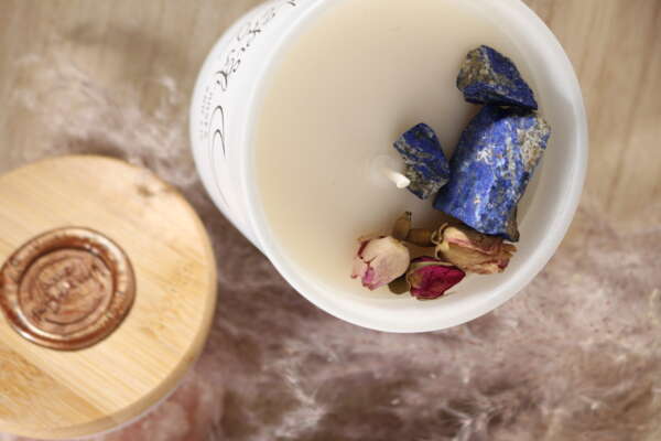 Elegante kaars in witte glazen pot met Lapis Lazuli en rozen - Afbeelding 2