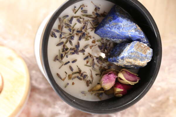 Elegante kaars in zwarte glazen pot met Lapis Lazuli, lavendel en rozen. - Afbeelding 2
