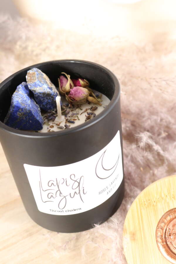 Elegante kaars in zwarte glazen pot met Lapis Lazuli, lavendel en rozen. - Afbeelding 3