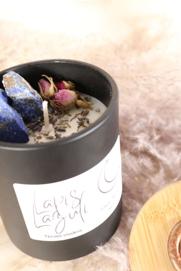 Elegante kaars in zwarte glazen pot met Lapis Lazuli, lavendel en rozen. - Afbeelding 4