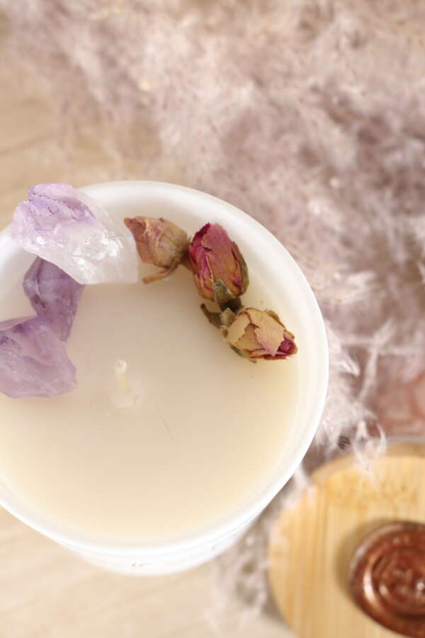 Elegante kaars in wit glazen pot met amethist en rozen. - Afbeelding 4