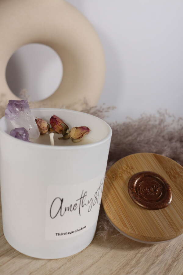 Elegante kaars in wit glazen pot met amethist en rozen. - Afbeelding 3