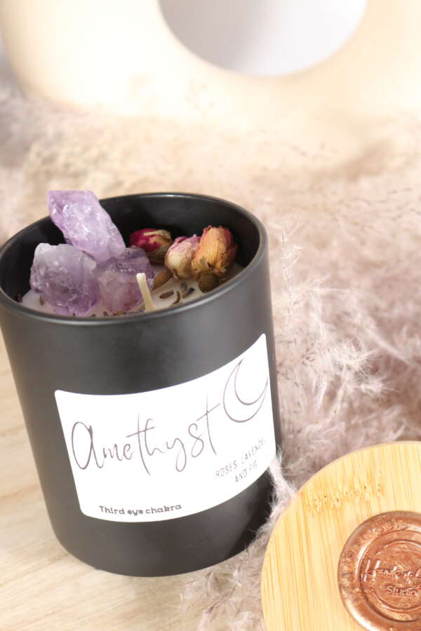 Elegante kaars in zwart glazen pot met amethist, rozen en lavendel. - Afbeelding 4