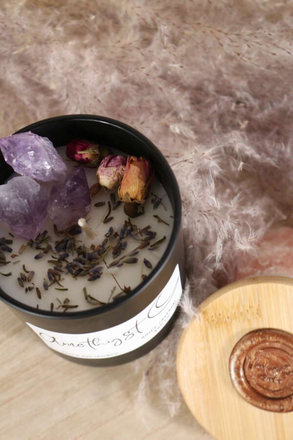 Elegante kaars in zwart glazen pot met amethist, rozen en lavendel. - Afbeelding 2