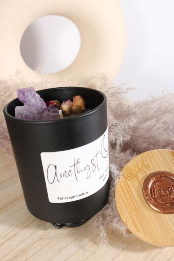Elegante kaars in zwart glazen pot met amethist, rozen en lavendel. - Afbeelding 3