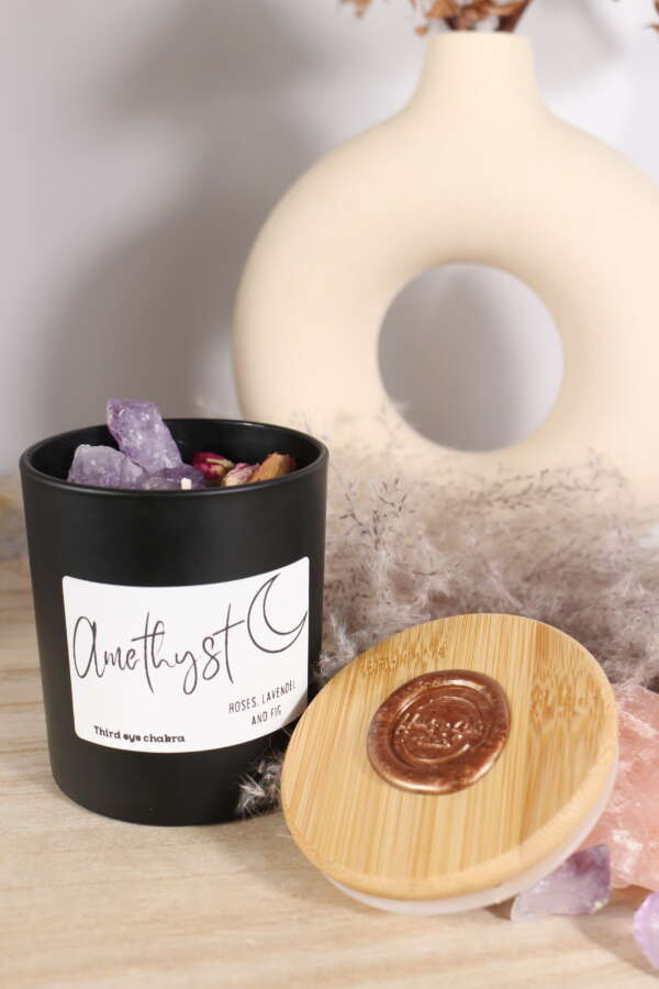 Elegante kaars in zwart glazen pot met amethist, rozen en lavendel. - Afbeelding 5