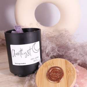 Elegante kaars in zwart glazen pot met amethist, rozen en lavendel.