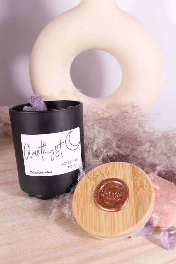 Elegante kaars in zwart glazen pot met amethist, rozen en lavendel.
