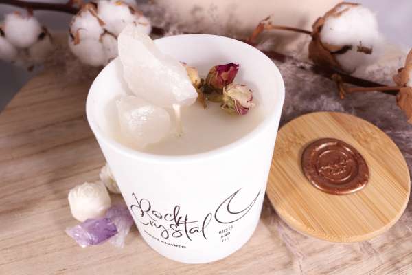 Elegante kaars in witte glazen pot met bergkristal en rozen. - Afbeelding 4