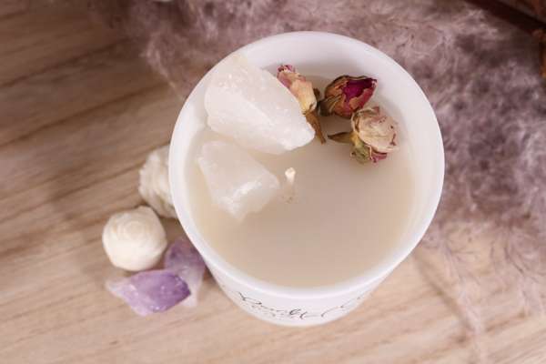 Elegante kaars in witte glazen pot met bergkristal en rozen. - Afbeelding 5