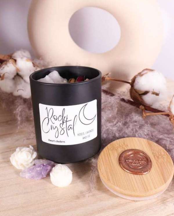 Elegante kaars in zwarte glazen pot met bergkristal, lavendel en rozen.
