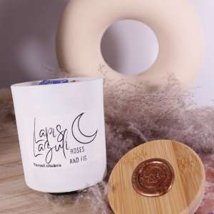Elegante kaars in witte glazen pot met Lapis Lazuli en rozen