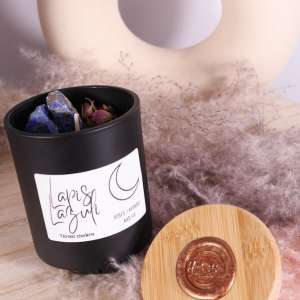 Elegante kaars in zwarte glazen pot met Lapis Lazuli, lavendel en rozen.