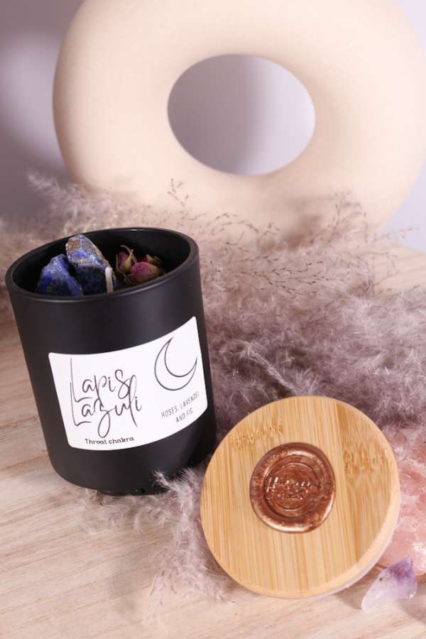 Elegante kaars in zwarte glazen pot met Lapis Lazuli, lavendel en rozen.