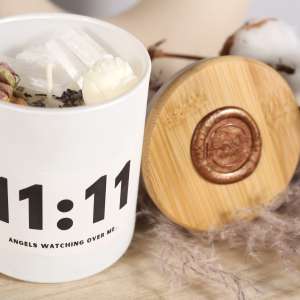 11:11 angel numbers kaars met seleniet, rozen en lavendel verkrijgbaar in verschillende geuren