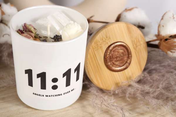 11:11 angel numbers kaars met seleniet, rozen en lavendel verkrijgbaar in verschillende geuren