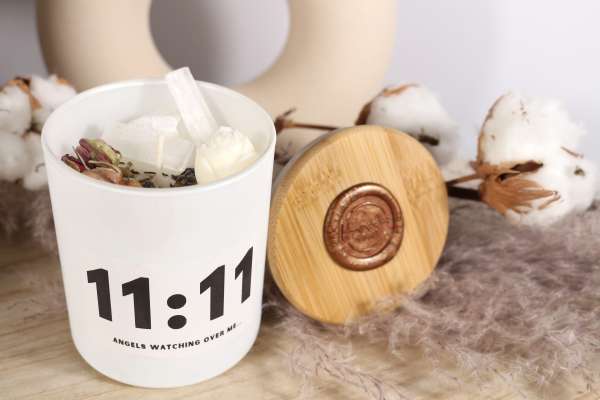11:11 angel numbers kaars met seleniet, rozen en lavendel verkrijgbaar in verschillende geuren - Afbeelding 5