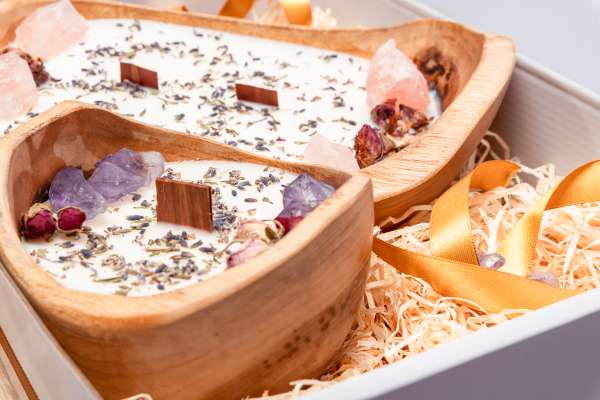 Glanzende witte cadeau box gevuld dough bowl kaarsen met edelstenen