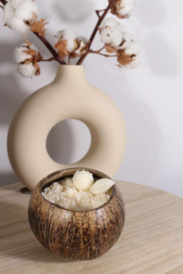 Kokosnoot bowl met witte waxmelts bloemen - Afbeelding 4