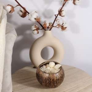 Kokosnoot bowl met witte waxmelts bloemen