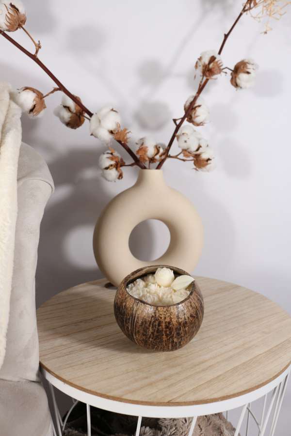 Kokosnoot bowl met witte waxmelts bloemen