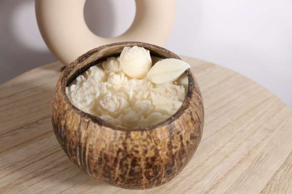Kokosnoot bowl met witte waxmelts bloemen - Afbeelding 2
