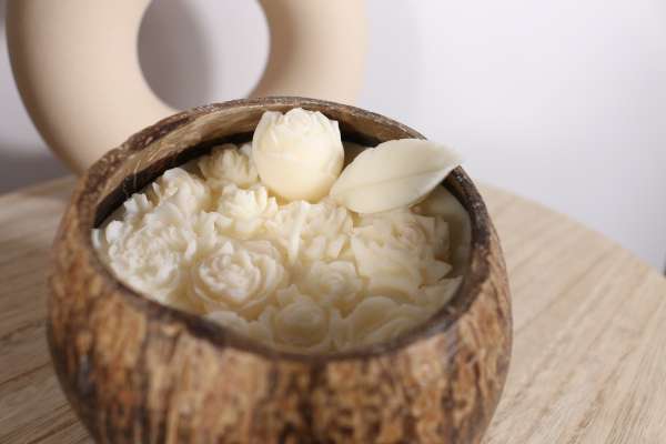 Kokosnoot bowl met witte waxmelts bloemen - Afbeelding 3
