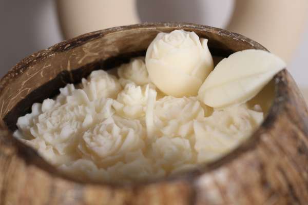 Kokosnoot bowl met witte waxmelts bloemen - Afbeelding 5
