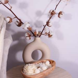 Ovale bloemenbol met witte rozen waxmelts