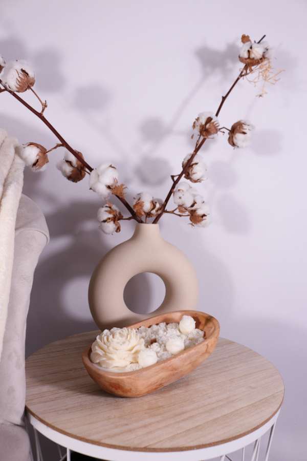 Ovale bloemenbol met witte rozen waxmelts