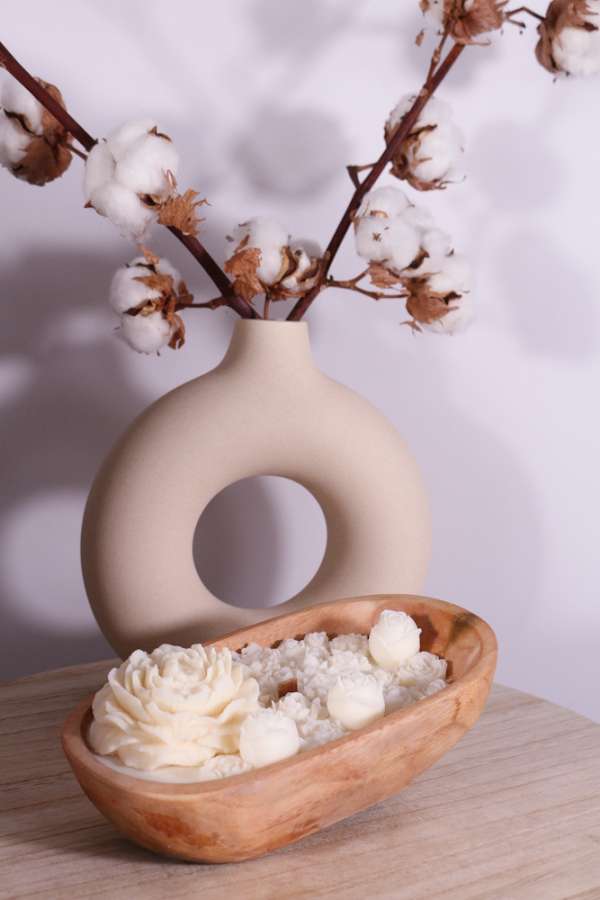 Ovale bloemenbol met witte rozen waxmelts - Afbeelding 4