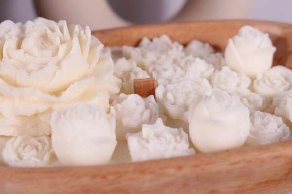 Ovale bloemenbol met witte rozen waxmelts - Afbeelding 3