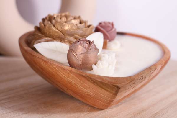 Hartvormige dough bowl met bloemen