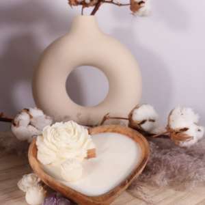 Hartvormige bowl met witte waxmelts bloemen