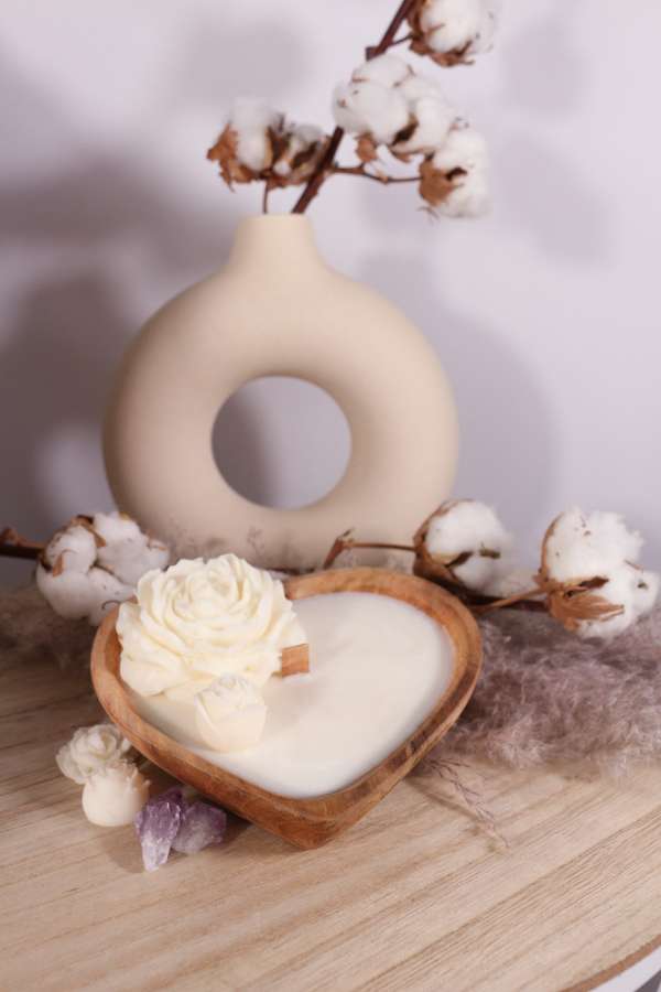 Hartvormige bowl met witte waxmelts bloemen