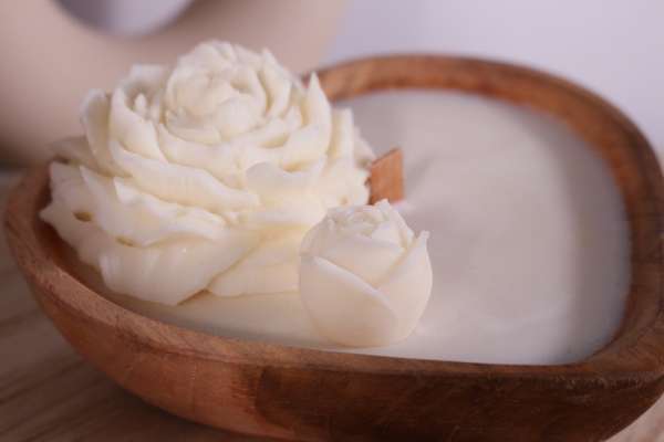 Hartvormige bowl met witte waxmelts bloemen - Afbeelding 3