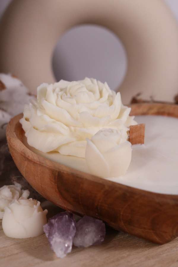 Hartvormige bowl met witte waxmelts bloemen - Afbeelding 2
