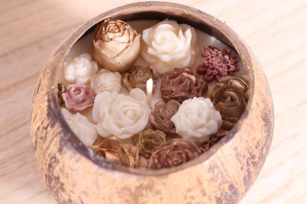 Kokosnoot met waxmelts goudkleurige bloemen - Afbeelding 3