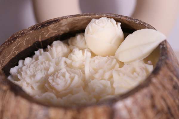 Kokosnoot bowl met witte waxmelts bloemen - Afbeelding 6