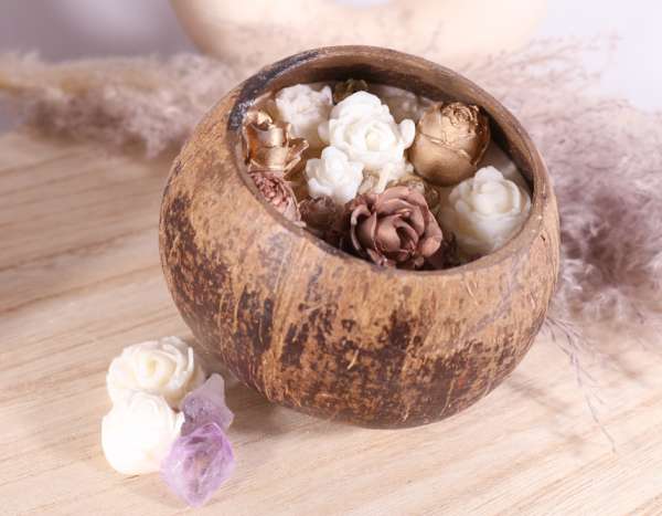 Kokosnoot met waxmelts goudkleurige bloemen