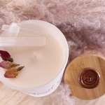 Elegante kaars in witte glazen pot met Seleniet en rozen. - Afbeelding 3