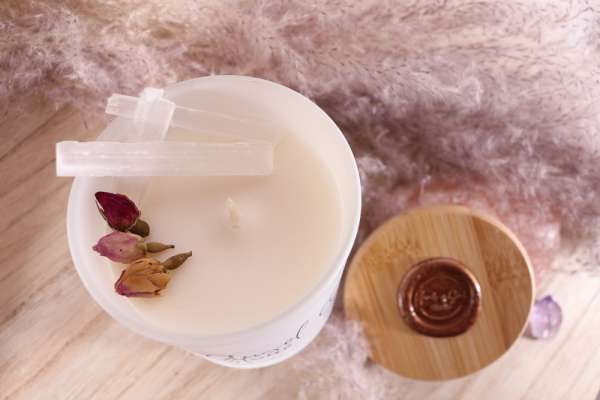 Elegante kaars in witte glazen pot met Seleniet en rozen. - Afbeelding 3