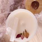 Elegante kaars in witte glazen pot met Seleniet en rozen. - Afbeelding 5